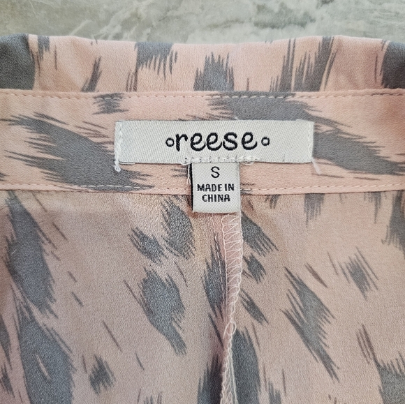 Reese Abstract Print Blouse S Pink Gray Button Front High Low Hem Tab Sleeve - Picture 6 of 9